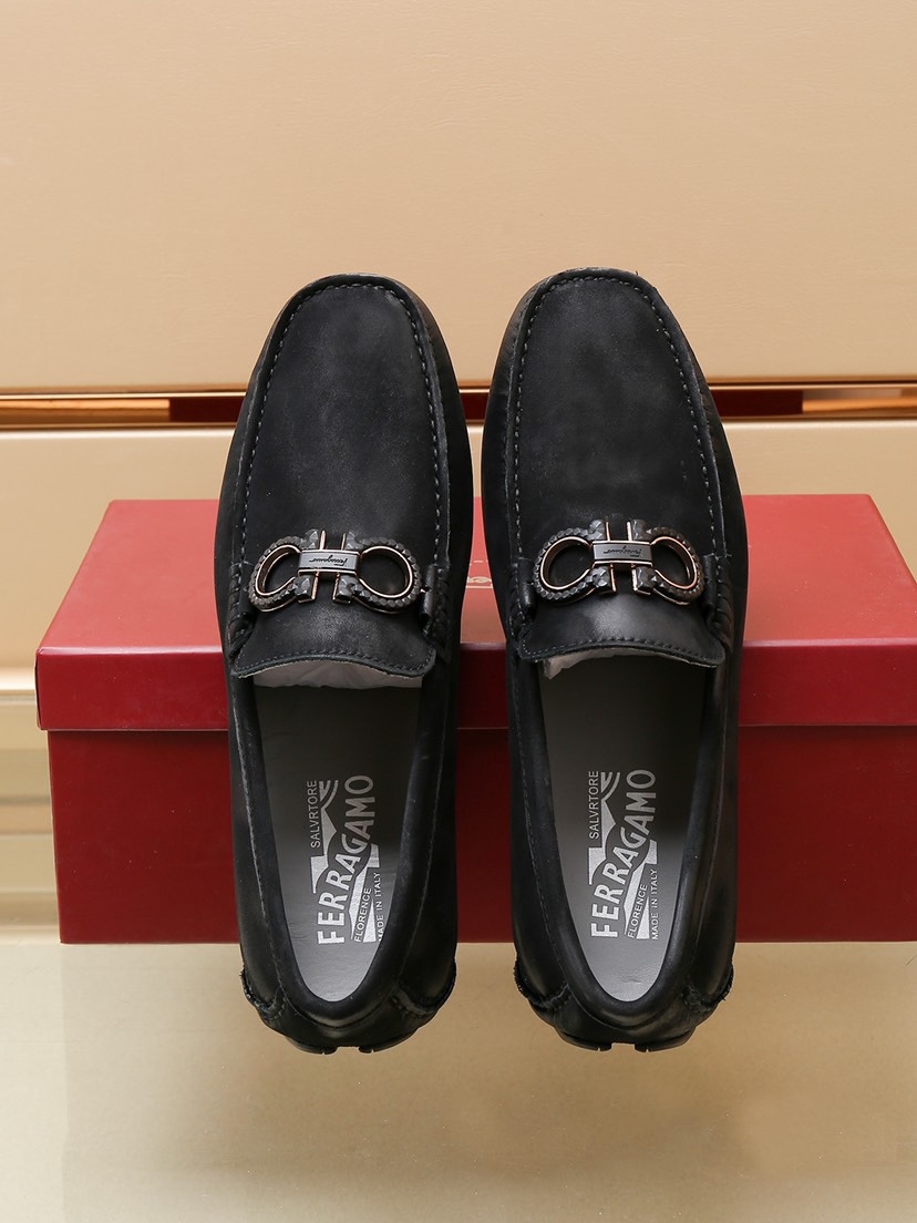 J0 🔥Ferragamo菲拉格慕 官网1比1开模，经典爆款豆豆鞋，欧美大师设计简洁高档大气，专柜品质值得信赖，面料采用压纹牛皮➕牛皮内里做工精细，原板大底🙏上脚舒适百搭，潮男专属定制，驾车系列之首。