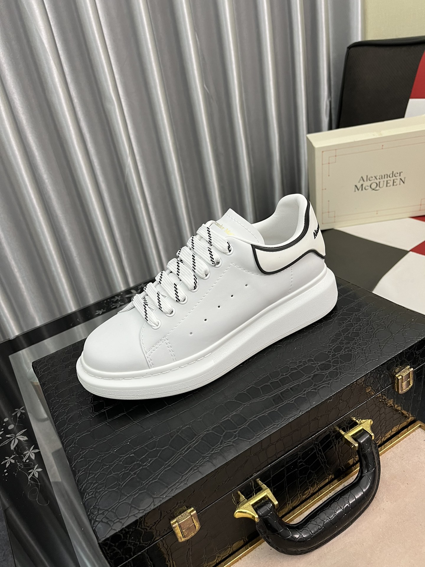 I5  男女情侣款品牌 Brand : MQUEEN  麦昆 Alexander McQueen 老爹鞋运动款休闲鞋