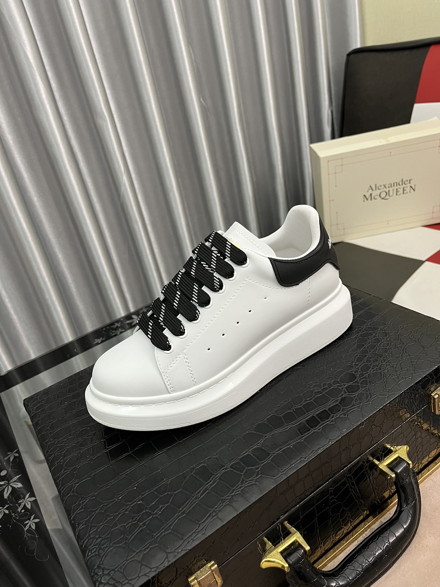 I5  男女情侣款品牌 Brand : MQUEEN  麦昆 Alexander McQueen 老爹鞋运动款休闲鞋