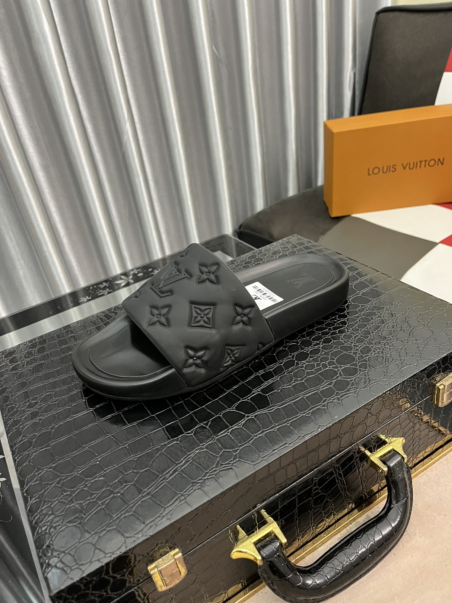 NO:274406,Lv Men's spring and summer slippers counter synchronous upper imported cowhide fabric from Italy, logo graphics high-quality craftsmanship, original sole, original special original sole, exclusive movable molding sole is super comfortable, original order goods, high quality, can enter and exit the counter at will, welcome to compare, number of 38-44 colors available,,louis vuitton, slippers,cowhide19860909Lv 男士春夏拖鞋专柜同步 鞋面意大利进口牛皮面料,标志图形高品质工艺,鞋底原厂特供原版底,独家活动成型底超级舒适,原厂跟单货,高品质,可随意进出专柜,欢迎对比,码数38-44色可选,,louis vuitton,slippers,cowhide,Men's shoes