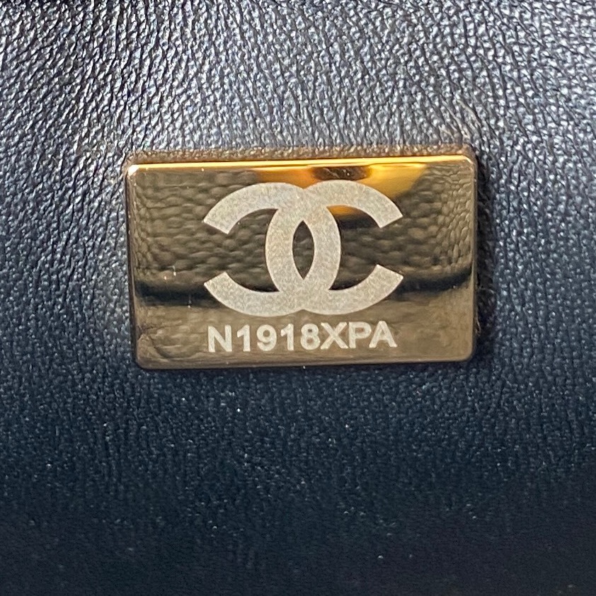 p新款五金购物袋这一季的水桶包真的好看到犯规！包包时髦依旧配上字母链条艺术这一新势力的融合火花不断复古时