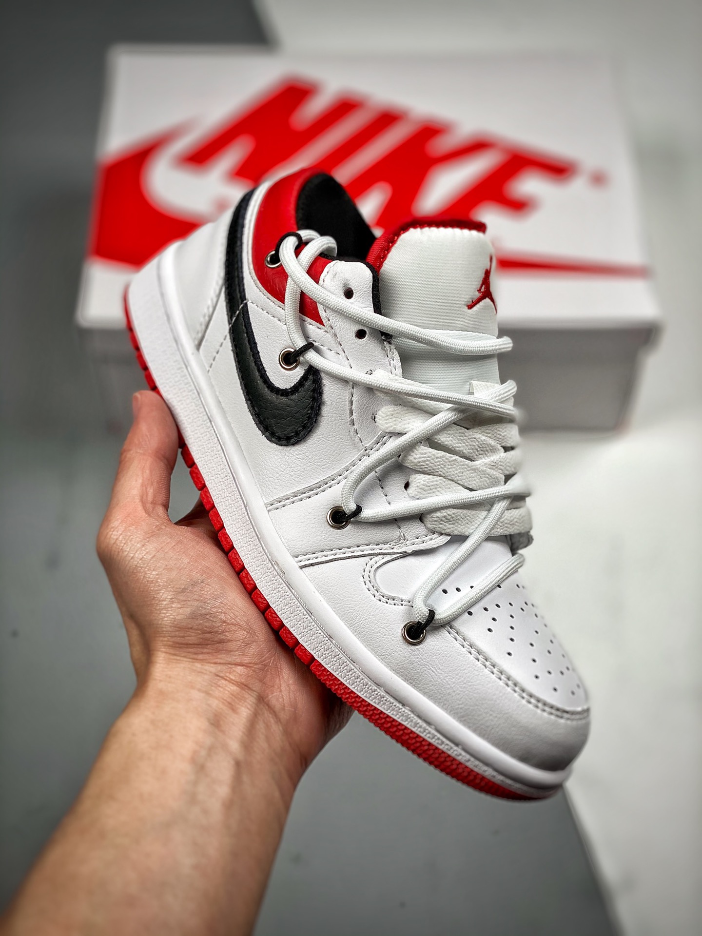 -4 Air Jordan 1 Low deconstruido con cordones, zapatilla de baloncesto casual y cultural de caña baja. Con su excelente…