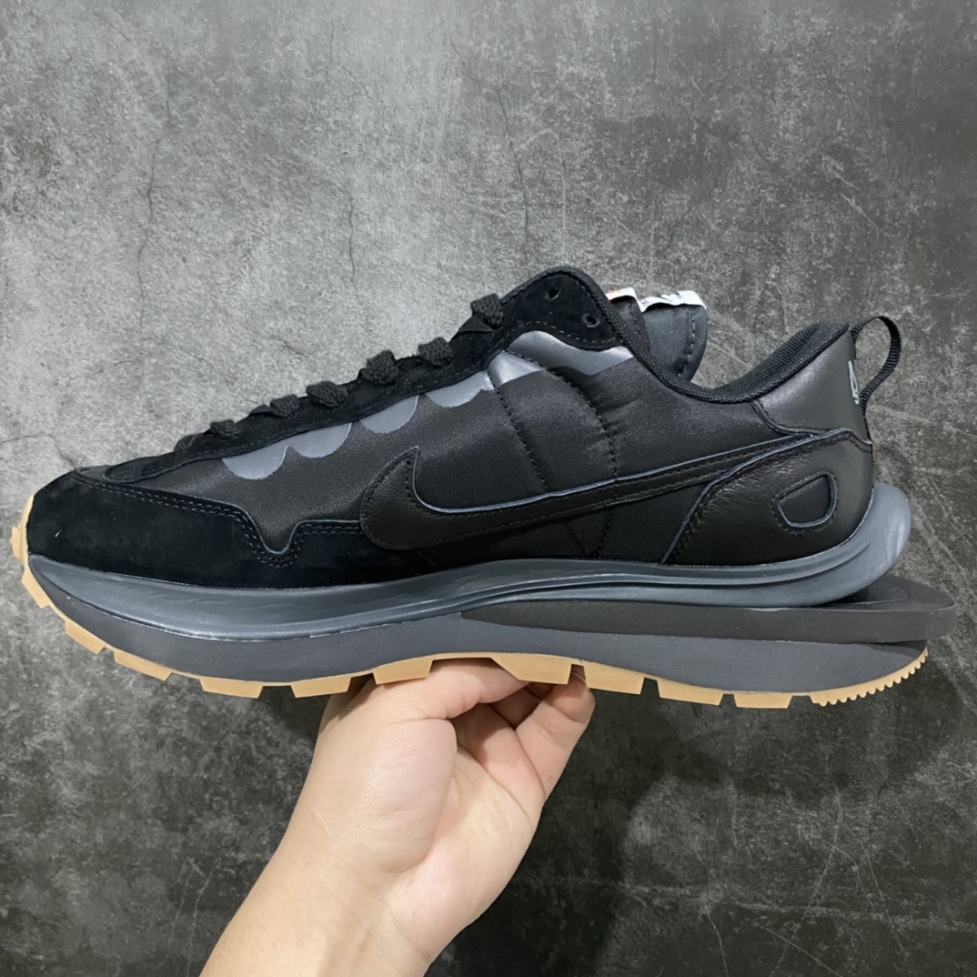 图片[2]-渠道最强版Sacai 3.0卡其 Sacai x NK Vaporwaffle 3.0 黑生胶 DD1875-001 递N轮即将补货 市售天花板品质 一线头部大厂出品 平台高端零售卖家专供品质 原鞋原厂数据原楦头纸板开发 正确原厂织唛标 转印工艺 原厂鞋面材料 正确织面 全网最大程度还原ZP工艺版本 尺码：36 36.5 37.5 38 38.5 39 40 40.5 41 42 42.5 43 44 44.5 45 46-选品中心