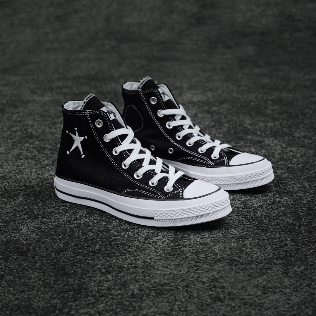 H0 Stussy x Converse Chuck Taylor 斯图西2022全新联名鞋款海外地区同步发售 美国潮牌 斯图西Stussy与匡威联手打造的全新1970s联名帆布鞋 鞋面采用亚麻结构制成 舒适透气 全鞋最大亮点就是星星刺绣标志你心动了吗？