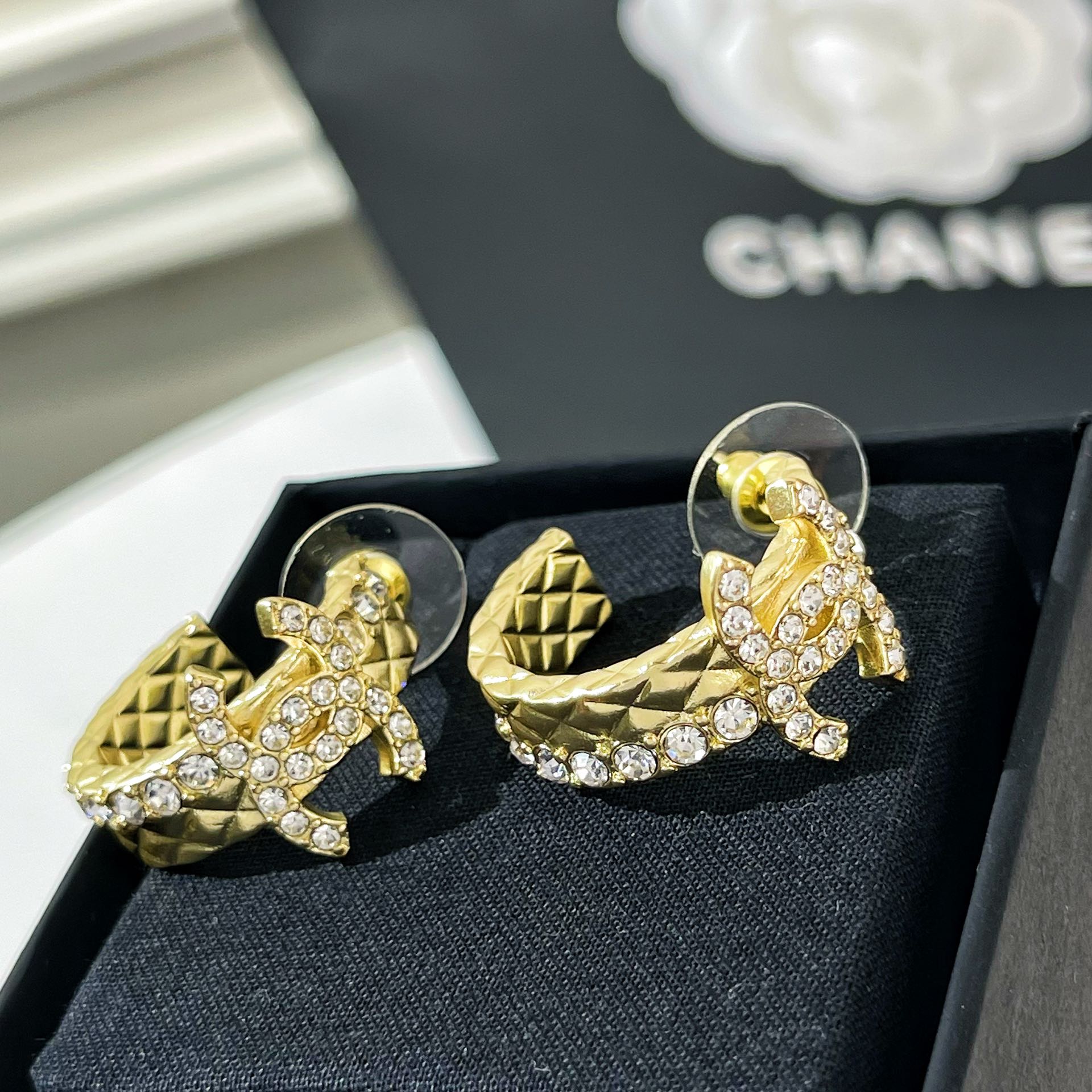 新款☑️CHANEL香奈儿满钻双c菱格耳钉耳环