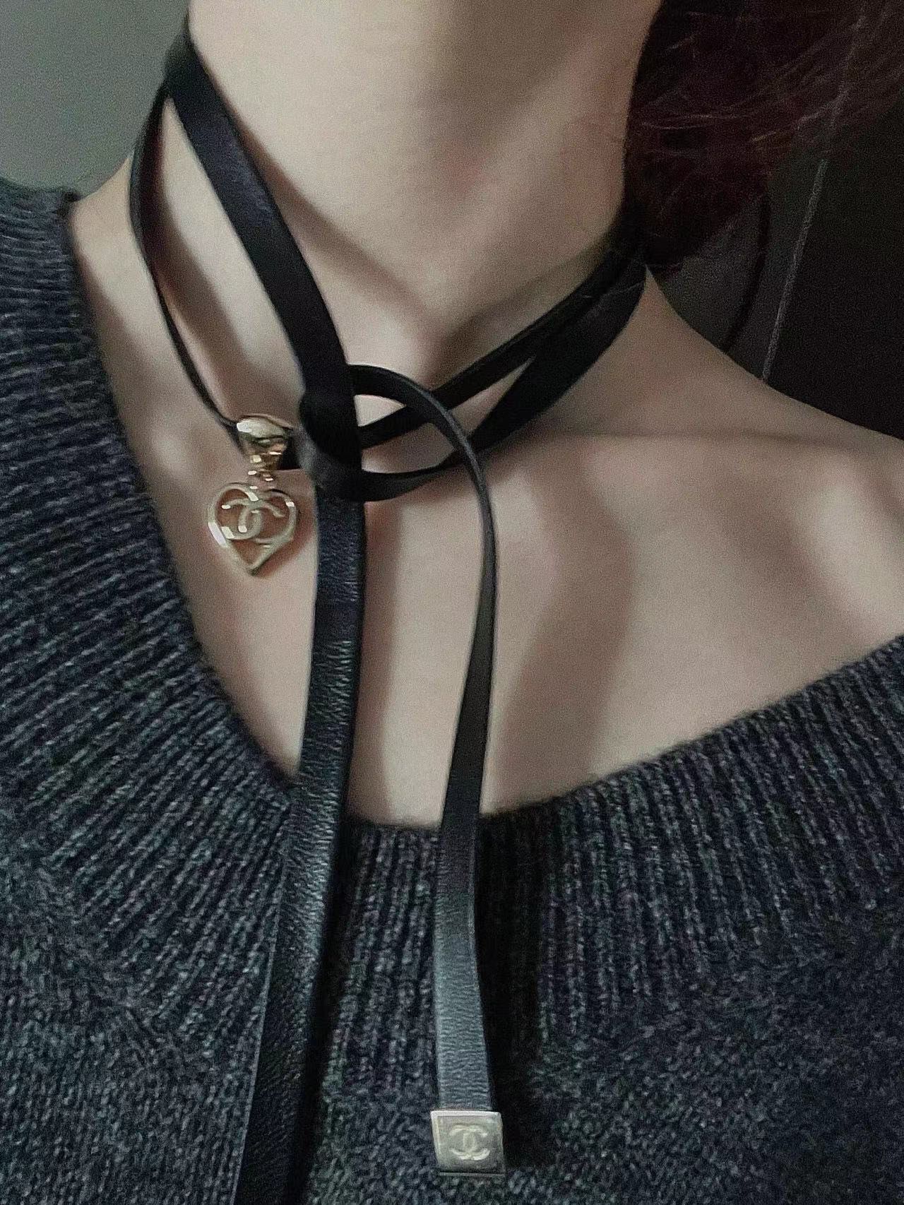 新款☑️CHANEL香奈儿镂空爱心双c黑皮绳项链颈链