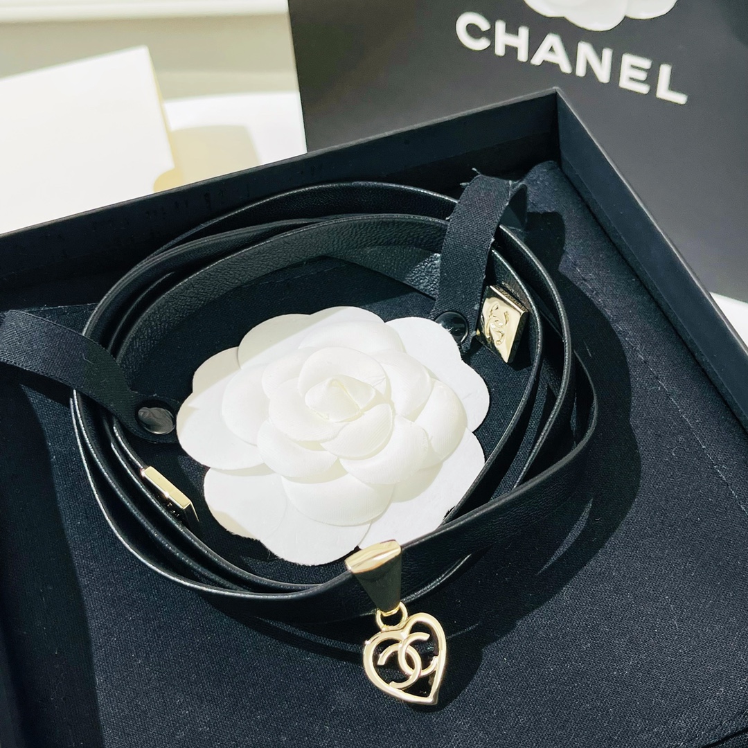 新款☑️CHANEL香奈儿镂空爱心双c黑皮绳项链颈链