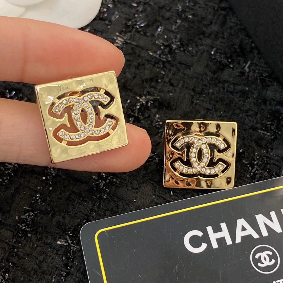  编码E1806   
🛍耳钉热销款火爆上新❣
🛍同步专柜‼️独家高端品质实拍图‼️代购级别‼️做工精致