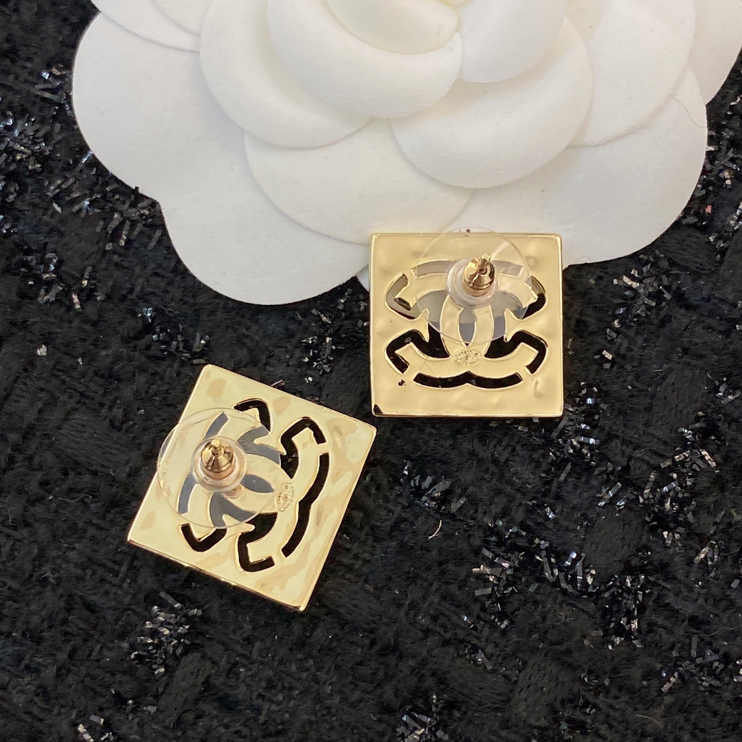  编码E1806   
🛍耳钉热销款火爆上新❣
🛍同步专柜‼️独家高端品质实拍图‼️代购级别‼️做工精致