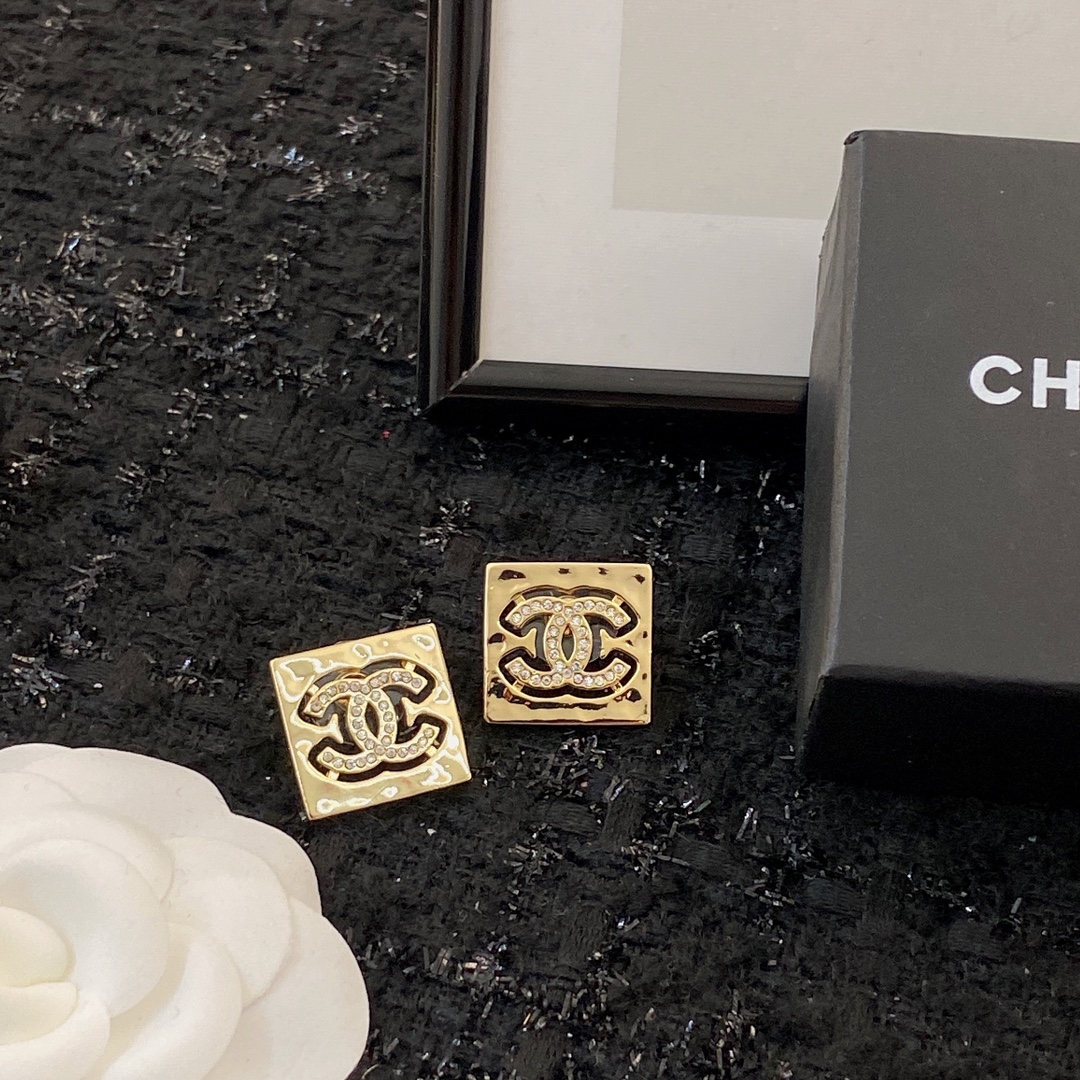  编码E1806   
🛍耳钉热销款火爆上新❣
🛍同步专柜‼️独家高端品质实拍图‼️代购级别‼️做工精致