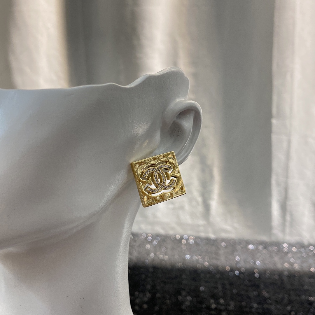  编码E1806   
🛍耳钉热销款火爆上新❣
🛍同步专柜‼️独家高端品质实拍图‼️代购级别‼️做工精致