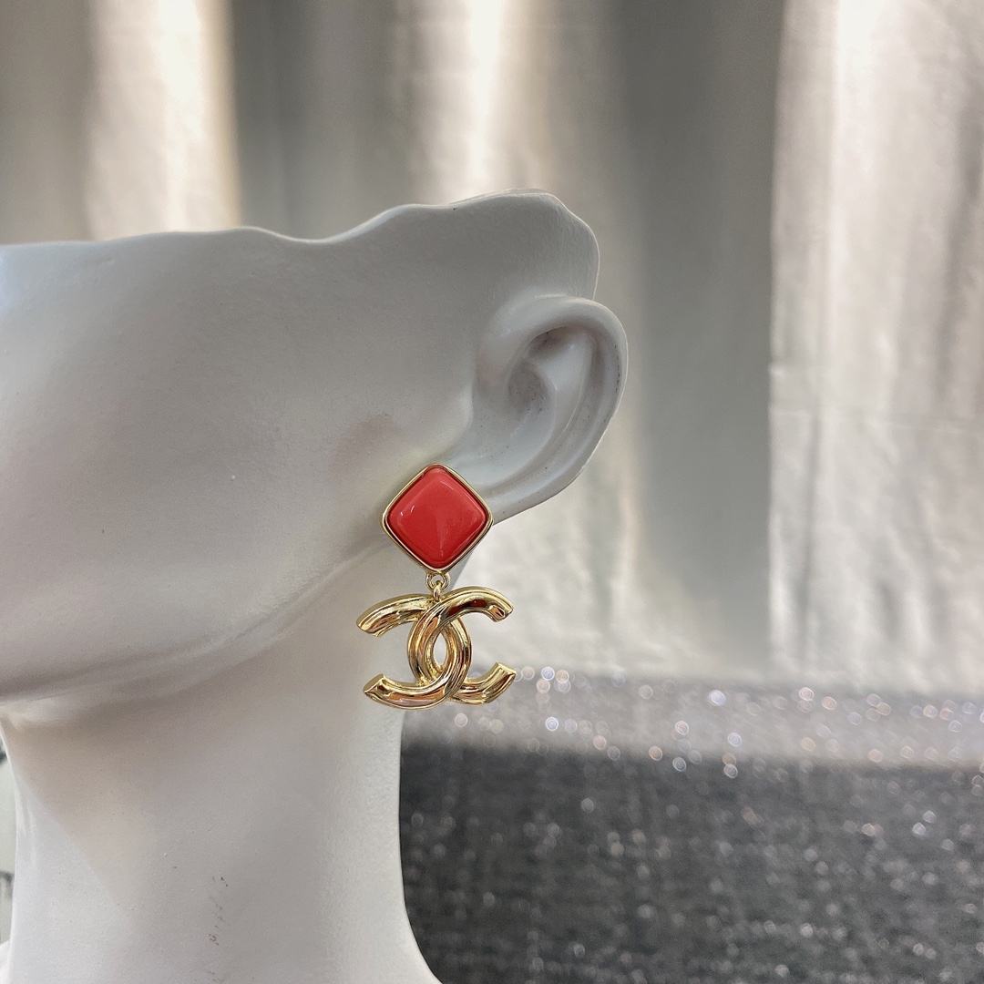  编码E1809   
🛍耳钉热销款火爆上新❣
🛍同步专柜‼️独家高端品质实拍图‼️代购级别‼️做工精致