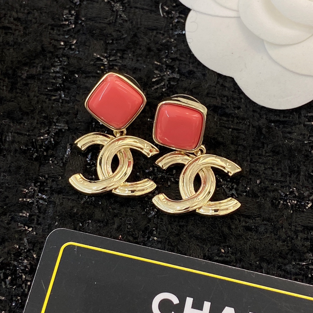  编码E1809   
🛍耳钉热销款火爆上新❣
🛍同步专柜‼️独家高端品质实拍图‼️代购级别‼️做工精致