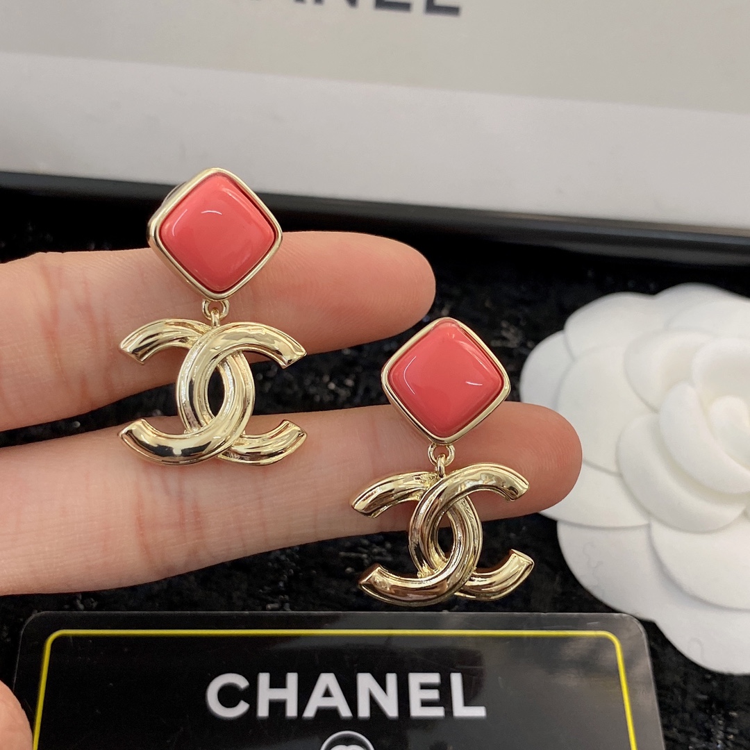  编码E1809   
🛍耳钉热销款火爆上新❣
🛍同步专柜‼️独家高端品质实拍图‼️代购级别‼️做工精致