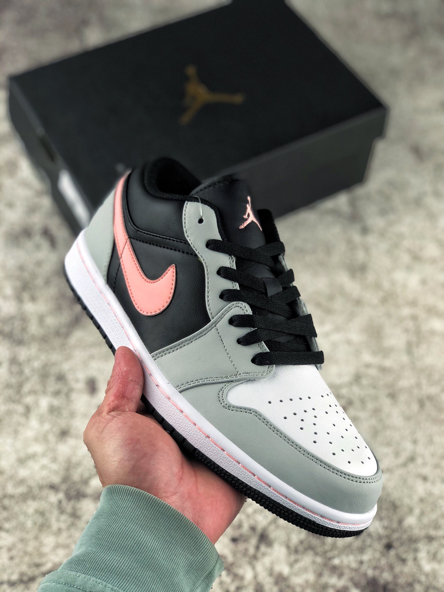 本地自取 支持放店
独家实拍Air Jordan 1 Low 低帮篮球鞋 官方同步配色 原装级产物 公司原鞋购回重新打版开模 拒绝公底 购置公司同步原材料 都有细节还原95%全网最高版本 原汁原味 忠于原版 货号：553558-062
Size：36 36.5 37.5 38 38.5 39 40 41 42 42.5 43 44 44.5 45 46