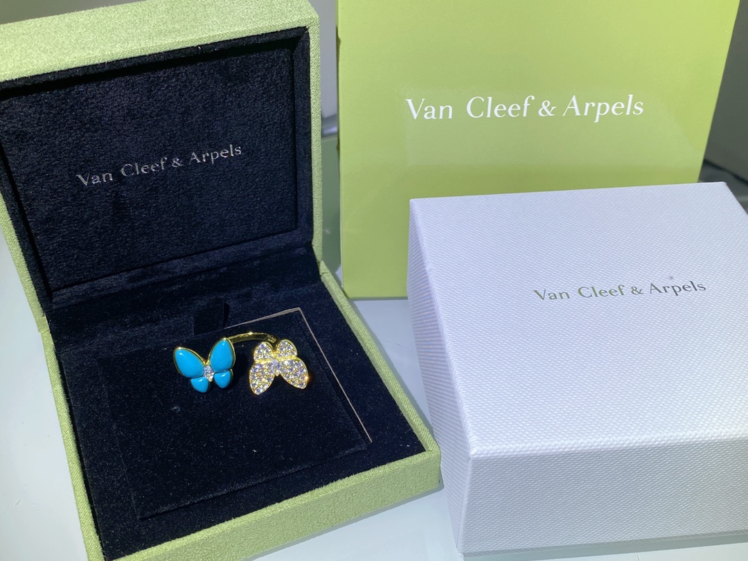 NO:102836,The story of butterfly | Butterfly in pairs, spring ||| Two butterfly meet in a coincidence among flowers, flapping their wings and chasing, accompanying them comfortably, conveying the charm of the growth of all things Two Butterfly rings, turquoise inlaid, VcA ring, ring19860909翩蝶物语 |蝶成双,蓄春意|||双蝶于花丛间巧然相逢 振翅追逐,惬意相伴,传递万物生长之韵 Two Butterfly戒指,镶嵌绿松石,VcA戒指,ring,Jewelry