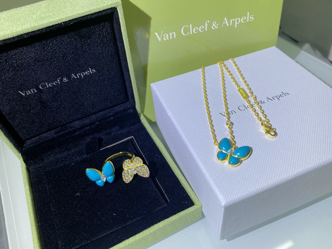 NO:102843,Necklace P ring, butterfly story | Butterfly in pairs, spring ||| Two butterfly meet in a coincidence among flowers, flapping their wings and chasing, cozy accompanies, conveying the charm of the growth of all things Two Butterfly ring, turquoise inlaid, Vac necklace VcA ring, necklace, ring19860909项链p戒指 翩蝶物语 |蝶成双,蓄春意|||双蝶于花丛间巧然相逢 振翅追逐,惬意相伴,传递万物生长之韵 Two Butterfly戒指,镶嵌绿松石,Vac项链VcA戒指,necklace,ring,Jewelry