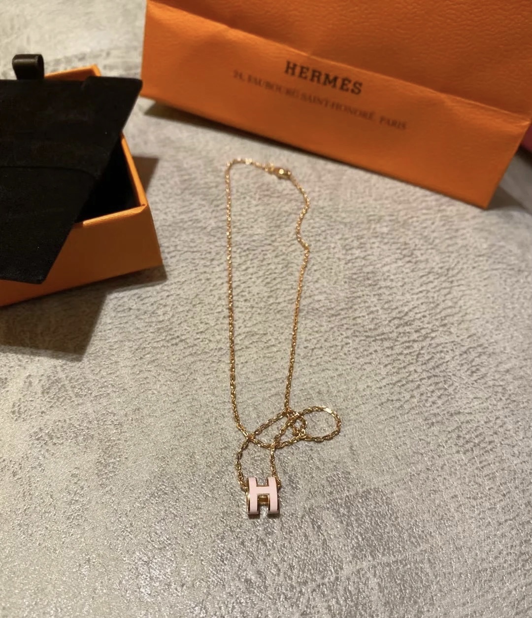 NO:102175,Hermes mini cherry blossom pink H necklace Seiko version, electroplated gold color retention time, Hermes necklace, hermes, necklace19860909爱马仕迷你樱花粉色H项链 精工版本,电镀咪金保色时间长,爱马仕项链,hermes,necklace,Jewelry