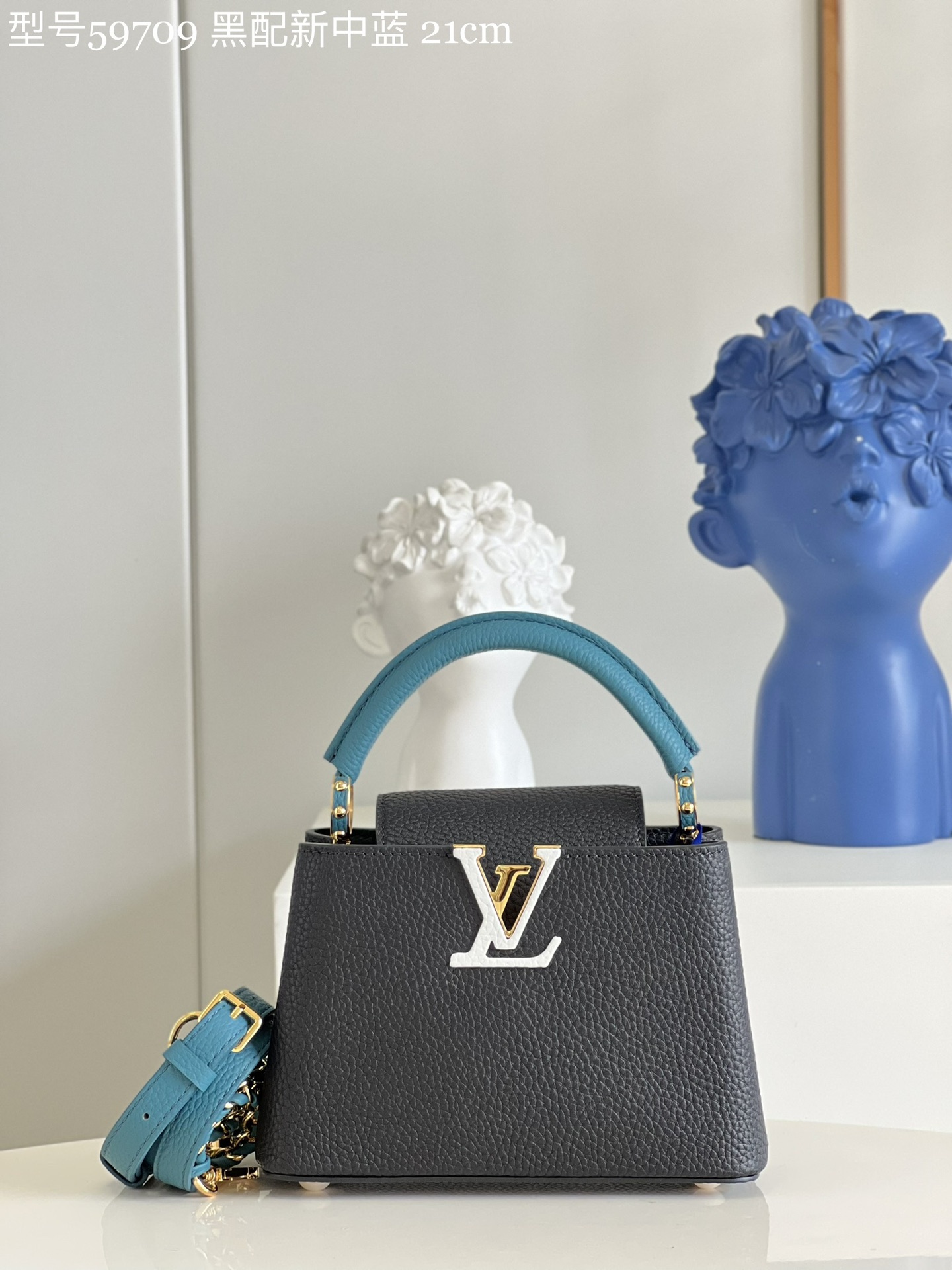 NO:398525,【Exclusive real photo Model M59709 black with new blue mini】Capucines mini handbag imported from France, shiny metal trim, unique Capucines cover can be included in the bag to display letter logos, and can be turned outward, presenting Monogram Flower pattern size: 21x14x8 cm KL.1250,LV [original leather],louis vuitton,cowhide19860909【独家实拍 型号M59709黑配新中蓝 迷你】Capucines 迷你手袋 法国进口小牛皮,闪亮的金属饰件,特有的Capucines搭盖既可收入包内展示字母标识,又可外翻 呈现Monogram Flower图案 size:21x14x8 cm KL.1250,LV【原厂皮】,louis vuitton,cowhide,Bag