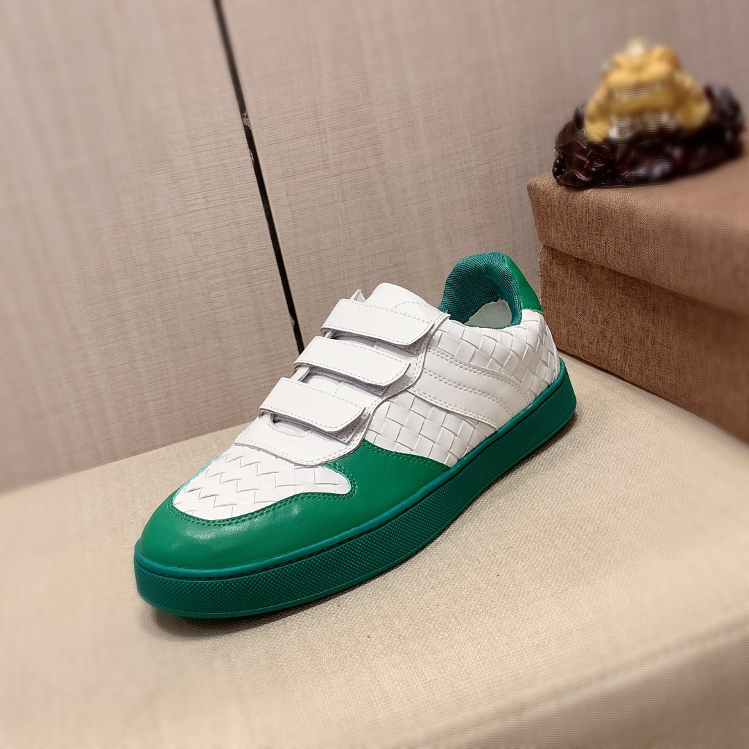 I5   原版1:1 Bottega Veneta * 官网•同款高•版本最新•爆款休闲鞋，专柜1:1。顶端品牌[勾引]奢侈～代购，顶级～质量。专柜同卖产品 鞋面選用进口透气编织牛皮搭配材质➕透气羊皮内里•精细做工。原版个性时尚柔软橡膠耐磨防滑大底，上脚轻巧舒适，实物拍摄🎬實物更好看，a51广州码: 38-44，3️⃣色