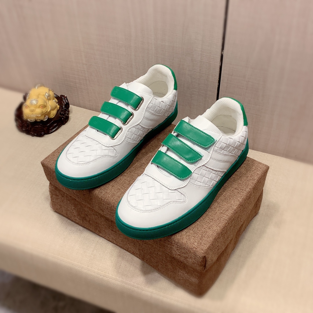 I5   原版1:1 Bottega Veneta * 官网•同款高•版本最新•爆款休闲鞋，专柜1:1。顶端品牌[勾引]奢侈～代购，顶级～质量。专柜同卖产品 鞋面選用进口透气编织牛皮搭配材质➕透气羊皮内里•精细做工。原版个性时尚柔软橡膠耐磨防滑大底，上脚轻巧舒适，实物拍摄🎬實物更好看，a51广州码: 38-44，3️⃣色