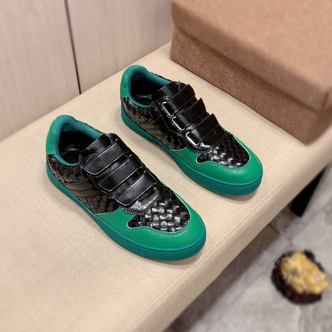 I5   原版1:1 Bottega Veneta * 官网•同款高•版本最新•爆款休闲鞋，专柜1:1。顶端品牌[勾引]奢侈～代购，顶级～质量。专柜同卖产品 鞋面選用进口透气编织牛皮搭配材质➕透气羊皮内里•精细做工。原版个性时尚柔软橡膠耐磨防滑大底，上脚轻巧舒适，实物拍摄🎬實物更好看，a51广州码: 38-44，3️⃣色