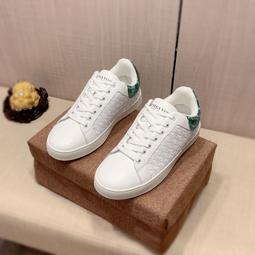 J0   原版1:1 Bottega Veneta * 官网•同款高•版本最新•爆款休闲鞋，专柜1:1。顶端品牌[勾引]奢侈～代购，顶级～质量。专柜同卖产品 鞋面選用进口透气编织牛皮搭配材质➕透气羊皮内里•精细做工。原版个性时尚柔软橡膠耐磨防滑大底，上脚轻巧舒适，实物拍摄🎬實物更好看，a51广州码: 38-44，3️⃣色