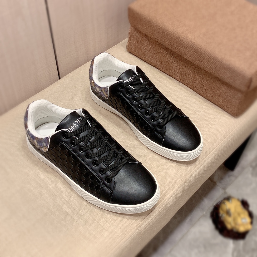 J0   原版1:1 Bottega Veneta * 官网•同款高•版本最新•爆款休闲鞋，专柜1:1。顶端品牌[勾引]奢侈～代购，顶级～质量。专柜同卖产品 鞋面選用进口透气编织牛皮搭配材质➕透气羊皮内里•精细做工。原版个性时尚柔软橡膠耐磨防滑大底，上脚轻巧舒适，实物拍摄🎬實物更好看，a51广州码: 38-44，3️⃣色