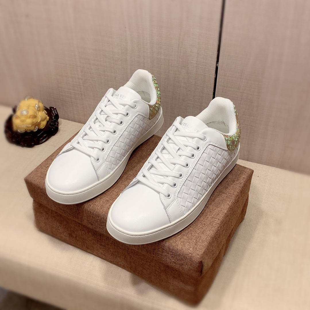 J0   原版1:1 Bottega Veneta * 官网•同款高•版本最新•爆款休闲鞋，专柜1:1。顶端品牌[勾引]奢侈～代购，顶级～质量。专柜同卖产品 鞋面選用进口透气编织牛皮搭配材质➕透气羊皮内里•精细做工。原版个性时尚柔软橡膠耐磨防滑大底，上脚轻巧舒适，实物拍摄🎬實物更好看，a51广州码: 38-44，3️⃣色