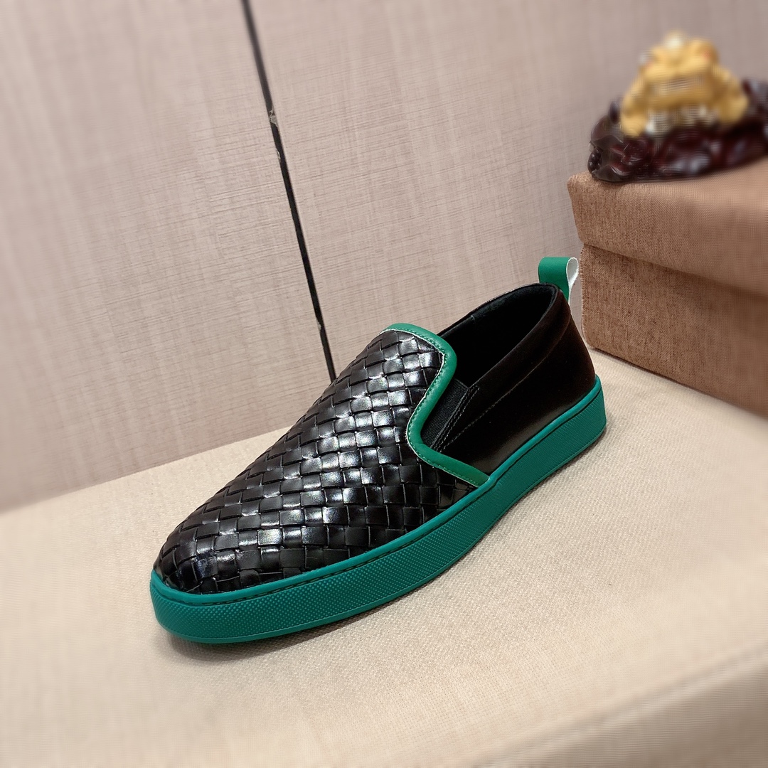 I5   原版1:1 Bottega Veneta * 官网•同款高•版本最新•爆款休闲鞋，专柜1:1。顶端品牌[勾引]奢侈～代购，顶级～质量。专柜同卖产品 鞋面選用进口透气编织牛皮搭配材质➕透气羊皮内里•精细做工。原版个性时尚柔软橡膠耐磨防滑大底，上脚轻巧舒适，实物拍摄🎬實物更好看，a51广州码: 38-44，3️⃣色