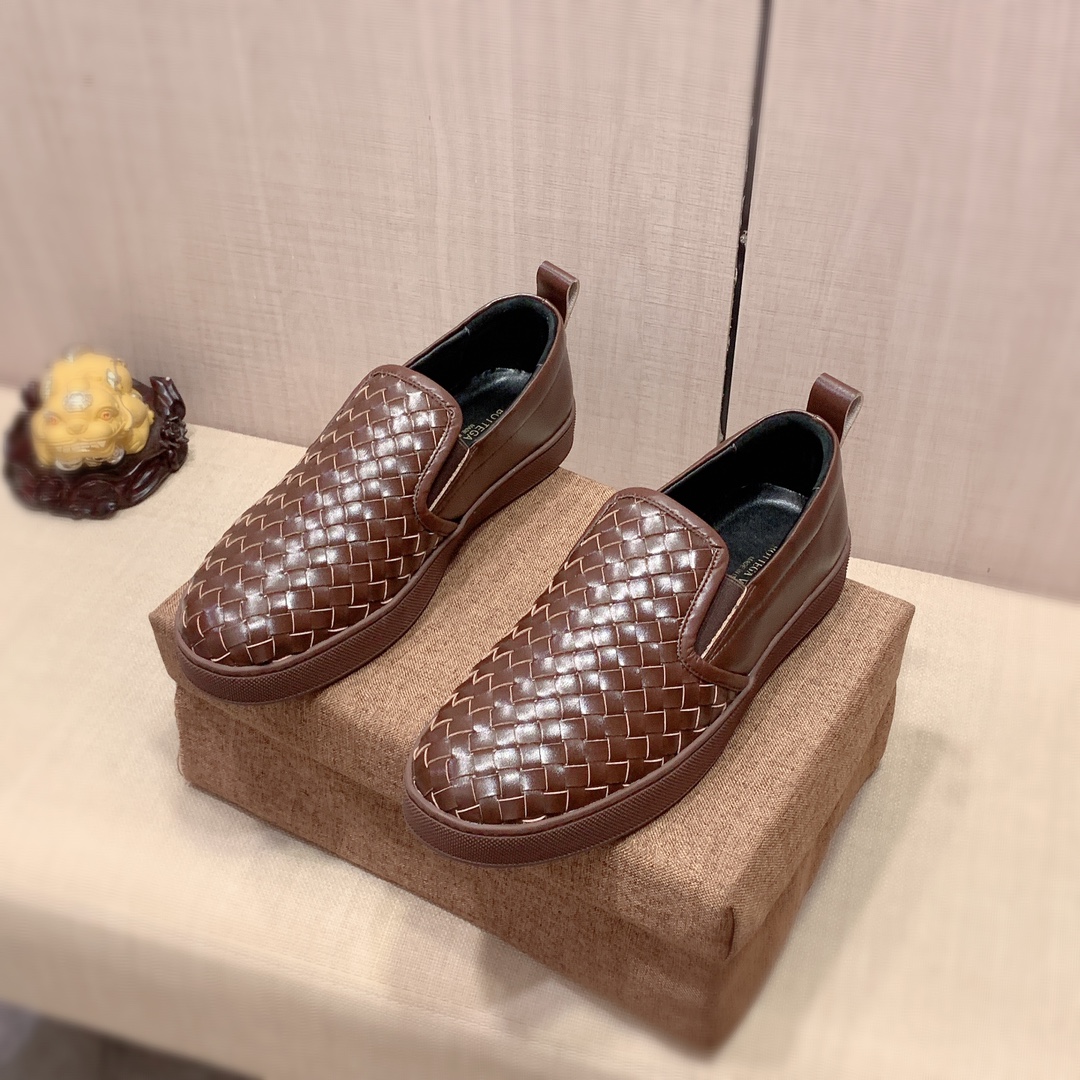 I5   原版1:1 Bottega Veneta * 官网•同款高•版本最新•爆款休闲鞋，专柜1:1。顶端品牌[勾引]奢侈～代购，顶级～质量。专柜同卖产品 鞋面選用进口透气编织牛皮搭配材质➕透气羊皮内里•精细做工。原版个性时尚柔软橡膠耐磨防滑大底，上脚轻巧舒适，实物拍摄🎬實物更好看，a51广州码: 38-44，3️⃣色