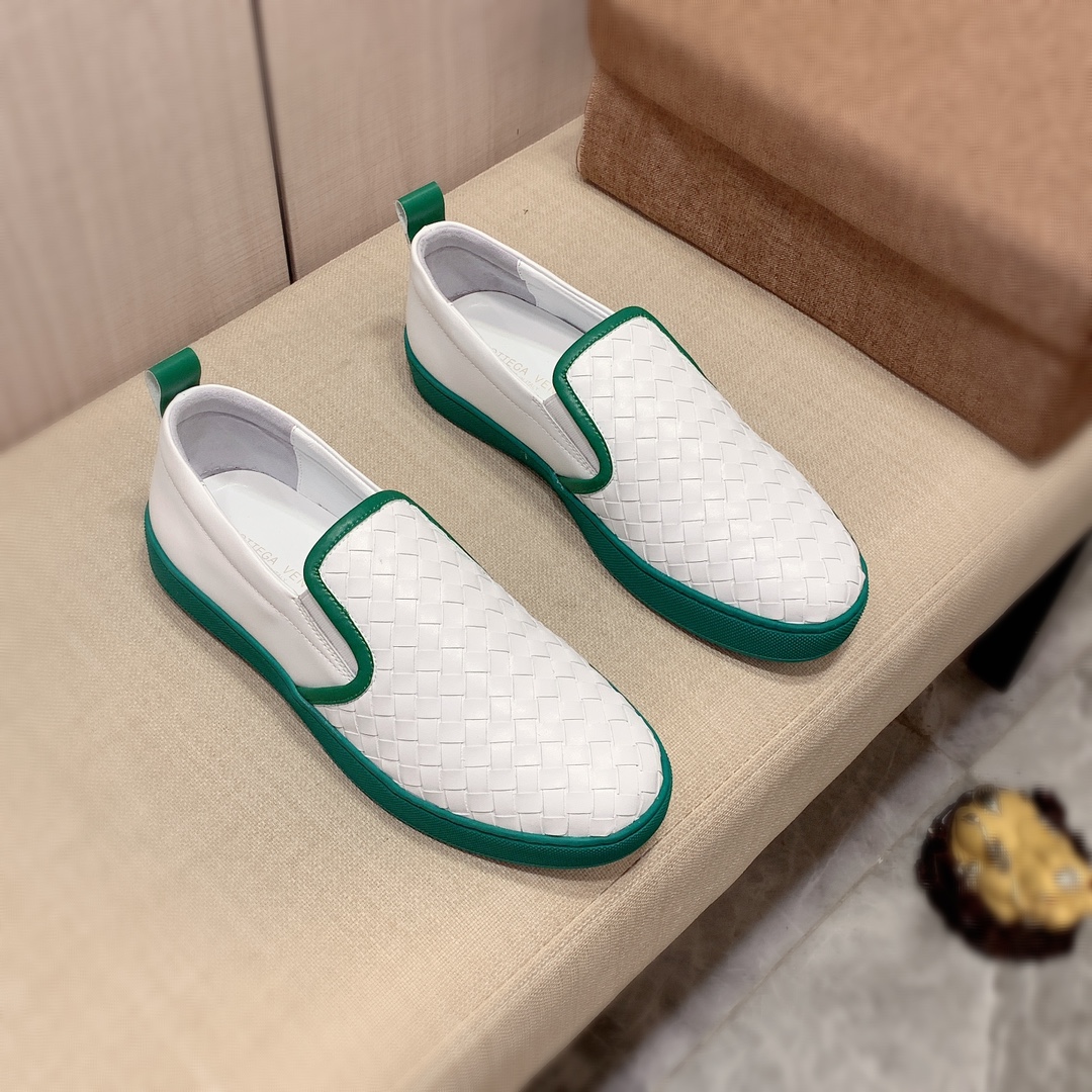 I5   原版1:1 Bottega Veneta * 官网•同款高•版本最新•爆款休闲鞋，专柜1:1。顶端品牌[勾引]奢侈～代购，顶级～质量。专柜同卖产品 鞋面選用进口透气编织牛皮搭配材质➕透气羊皮内里•精细做工。原版个性时尚柔软橡膠耐磨防滑大底，上脚轻巧舒适，实物拍摄🎬實物更好看，a51广州码: 38-44，3️⃣色