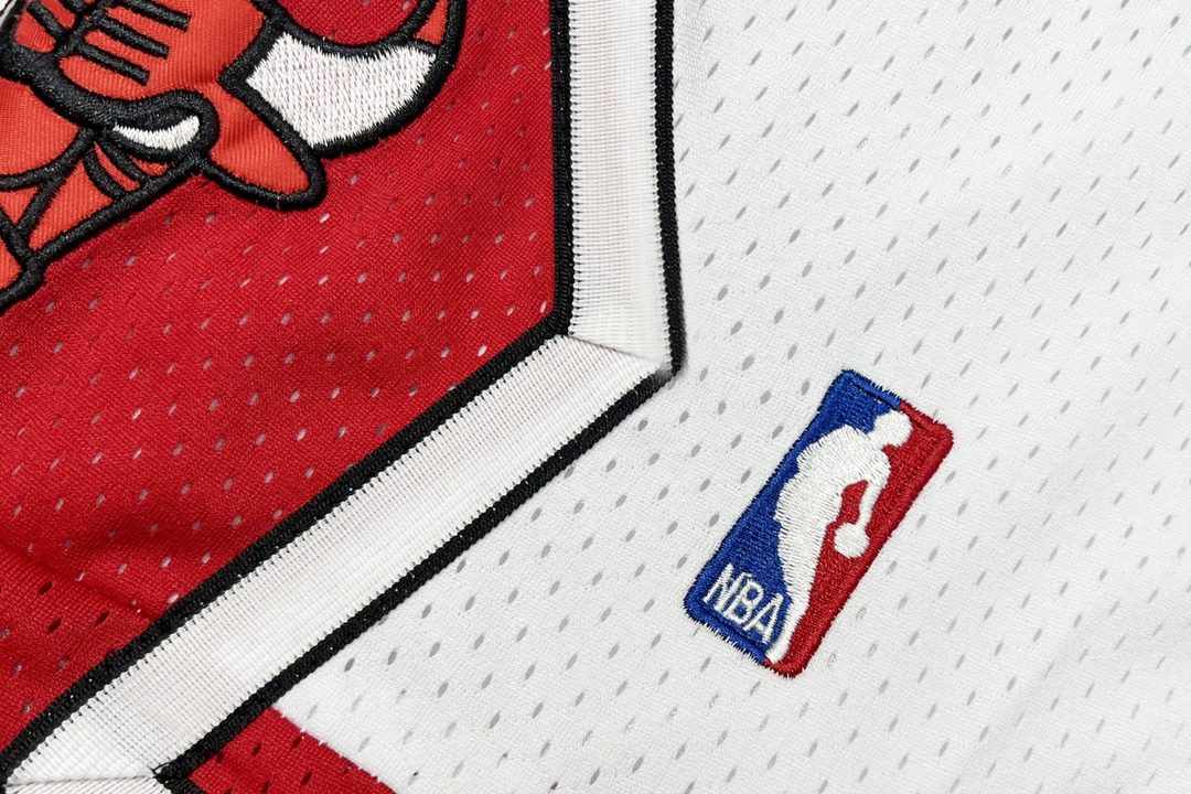 Top Embroidery Chicago Bulls Retro Basketball Shorts with Customized Design - 图片 5