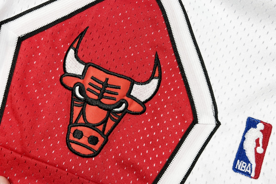 Top Embroidery Chicago Bulls Retro Basketball Shorts with Customized Design - 图片 4