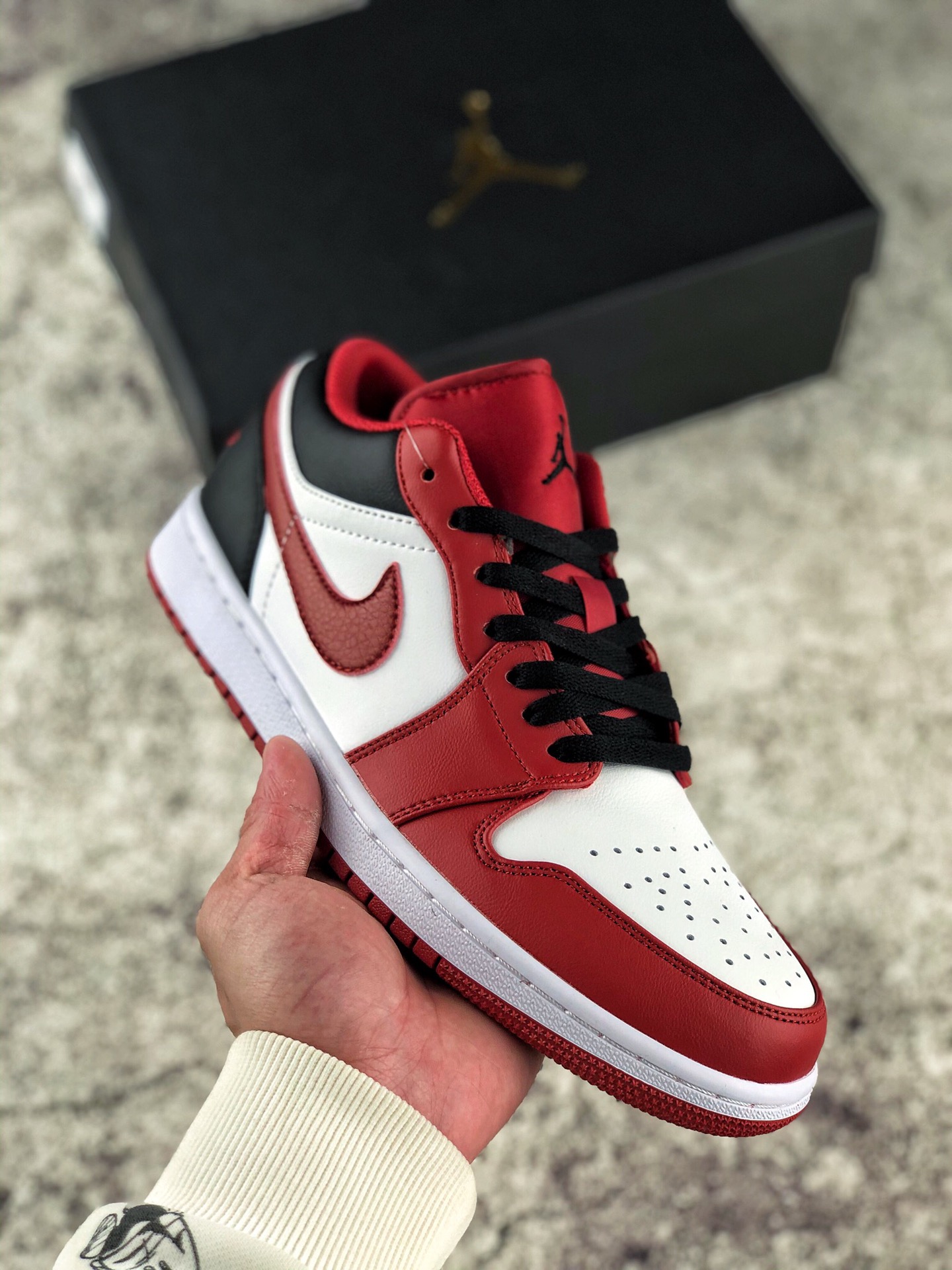 本地自取 支持放店
Air Jordan 1 Low 白黑红
官方同步新色 原装级产物
拒绝公底 立体鞋型 细节完美 高清洁度 购置公司同步原材料 原汁原味 忠于原版
码数：36 36.5 37.5 38 38.5 39 40 40.5 41 42 42.5 43 44 44.5 45 46