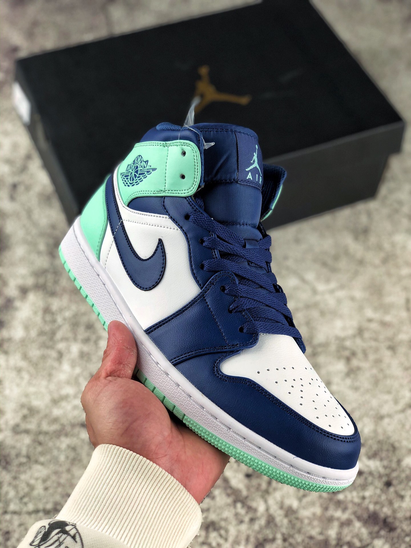 本地自取 终端放店
Air Jordan 1 Mid 蓝薄荷 陆续上架全鞋采用原装头层皮 用料扎实 精雕细琢鞋型极致还原 飞翼3D打印改良 深度立体 四线中底拉帮皮料选材 钢印 背胶一应俱全 全新批次 原装原模大底全鞋原厂定制皮料，手感细腻正确折边工艺 完美细节诠释。
货号：554724-413
Size：36 36.5 37.5 38 38.5 39 40 40.5 41 42 42.5 43 44 44.5 45 46