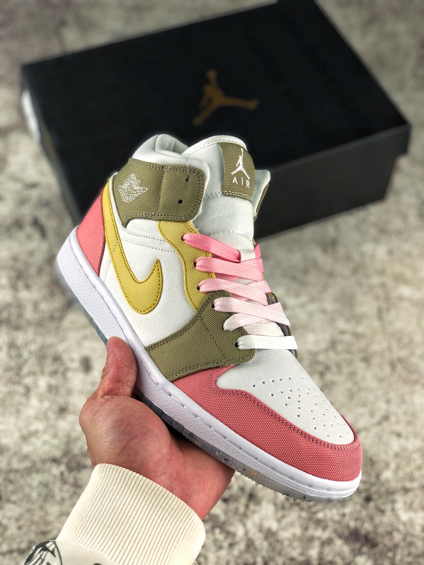 本地自取 终端放店
独家新款上架 最强好价推荐
公司级 Air Jordan 1 Mid SE AJ1乔丹中帮篮球鞋 粉白棕 可回收材料
原装原模大底 全鞋原厂定制皮料，手感细腻正确折边工艺 完美细节诠释
货号：DJ0338-100
尺码：36 36.5 37.5 38 38.5 39 40 40.5 41 42 42.5 43 44 44.5 45 46