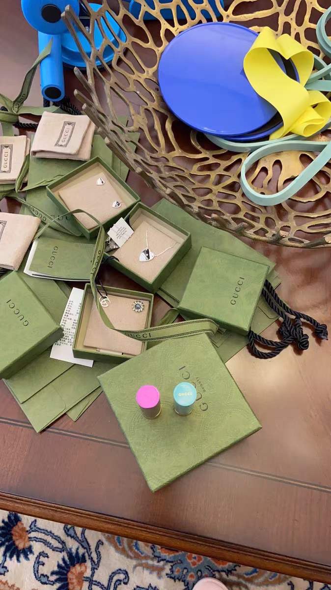 NO:101598,Gucci/Gucci Silver erectile body heart heart card Lock necklace Silver super color white, very delicate and cute and simple style. This chain adopts a new classic design of Jiumi, and a heart-shaped pendant engraved with the Gυcci logo is made of 925 pure silver, interpreting the brand's romantic and beautiful philosophy. Pendant 1.8 cm x 1.5 cm, Gucci necklace, gucci, gucci, necklace19860909Gucci/古驰 银色立爱体心心牌 锁项骨链 银超色级显白,很致精可爱简简单单的一个款式.这项款链采历用久弥的新经典设计,镌刻有Gυcci标的识心形吊坠由925纯制银成,演绎牌品浪漫美的学理念. 吊坠1.8厘米x1.5厘米,古驰项链,gucci,gucci,necklace,Jewelry