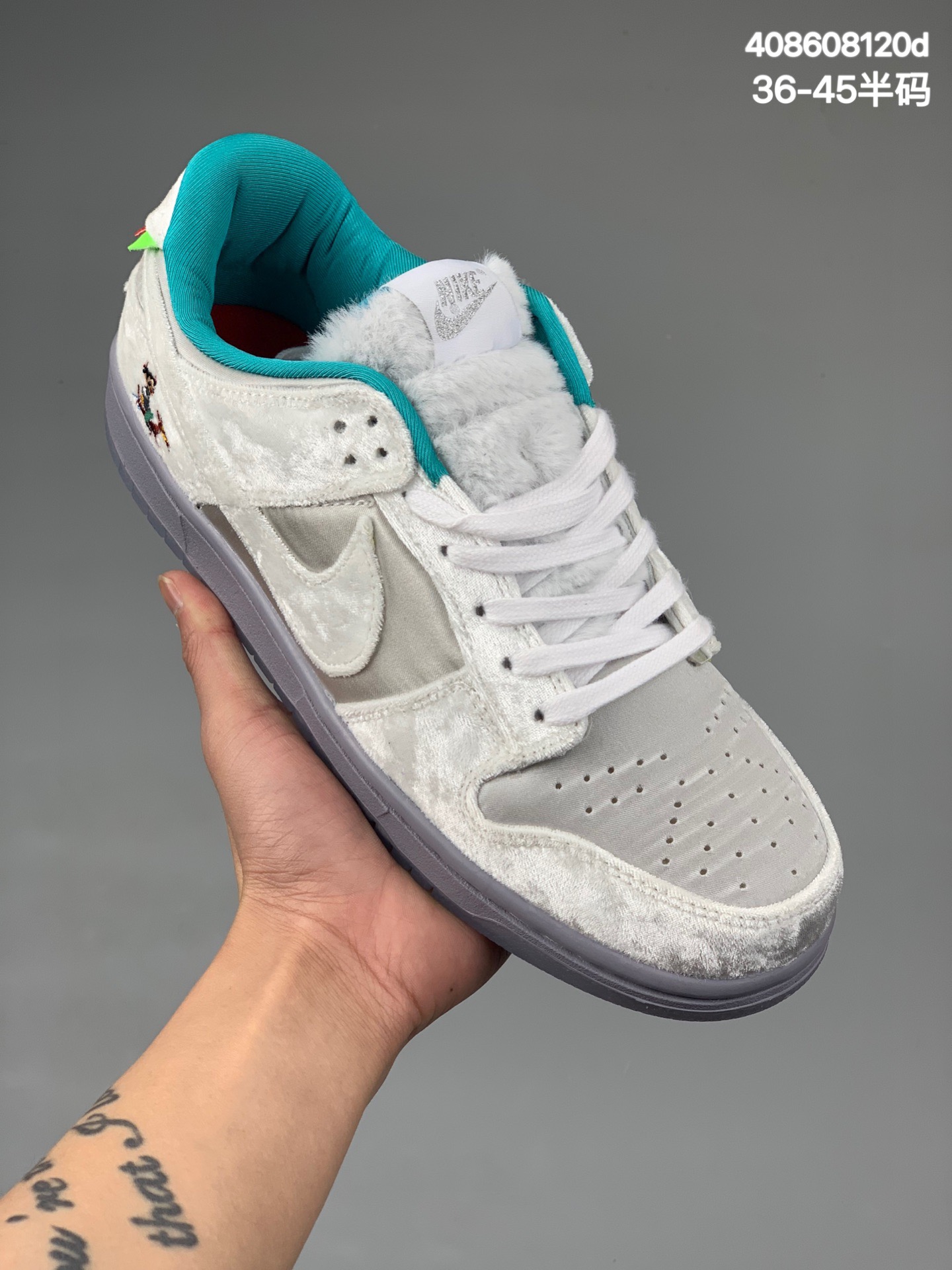 本地
耐克 Nike SB Dunk Low 复古低帮休闲运动滑板板鞋。采用脚感柔软舒适ZoomAir气垫，有效吸收滑板等极限运动在落地时带来的冲击力，为街头运动者们提供更好的保护。
货号：BQ6832
尺码 36 36.5 37.5 38 38.5 39 40 40.5 41 42 42.5 43 44 45 
编码:408608120d