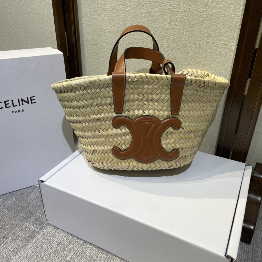 NO:209372,Spring and summer straw woven bag TEEN TRIOMPHE CLASSIC palm leaf cow leather carrying bag ANIS 7 X 8 X 4 inches (19 X 20 X 10 cm) palm leaf, cow leather edge Cow leather shoulder or handheld model number 194002, Celine celine, christian louboutin, celine, celine, espadrilles, cowhide19860909春夏草编包TEEN TRIOMPHE CLASSIC棕榈叶牛皮革提篮包 ANIS 7 X 8 X 4英寸(19 X 20 X 10厘米) 棕榈叶,牛皮革包边 牛皮革肩背或手提 款号194002,赛琳celine,christian louboutin,celine,celine,espadrilles,cowhide,Bag