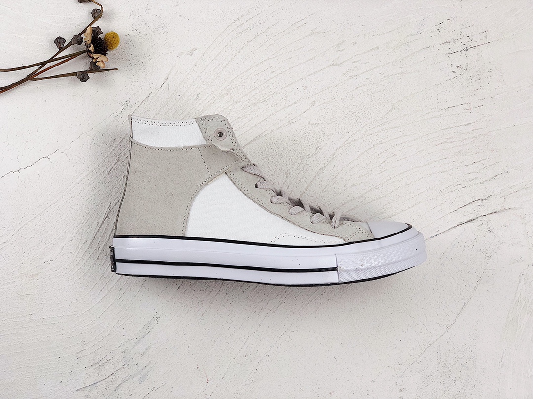 G0 匡威CONVERSE Chuck 70 米白鹿皮拼接高帮 米白灰 匡威全新系列鹿皮拼接 整体以米白灰为主色调给你一种耐看的感觉，特殊的后跟鞋身鹿皮包边 透明外标设计 搭配工装裤 细节到位 简约低调百搭官方
