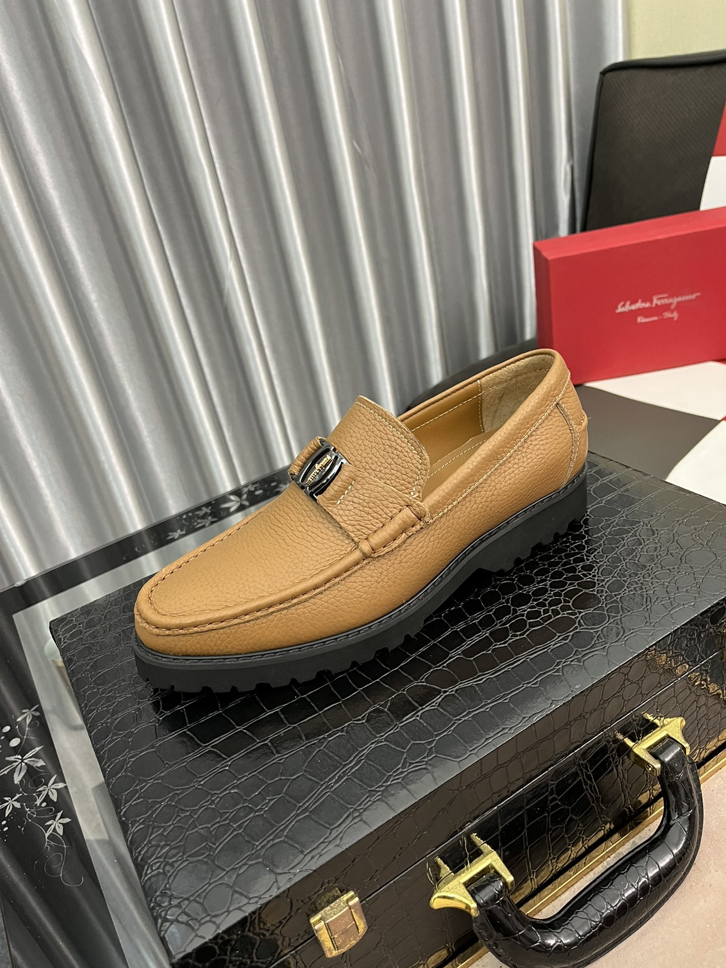 J0  Ferragamo菲拉格慕标准码：男码38/4445可以定做等级：官网同款 高品质男鞋材料：定制头层小牛皮 搭配水染牛皮内里 牛皮踮脚 原版防滑耐磨橡胶大底款式类别：男士正装商务皮鞋年轻时尚 欧美潮流 英伦风格 随意搭配 脚感舒适颜色2⃣️色可选