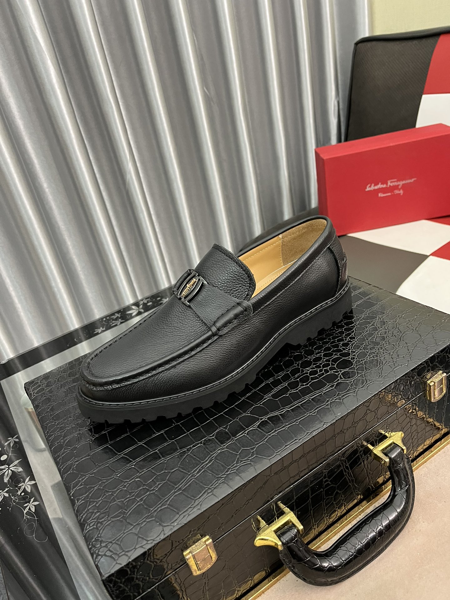 J0  Ferragamo菲拉格慕标准码：男码38/4445可以定做等级：官网同款 高品质男鞋材料：定制头层小牛皮 搭配水染牛皮内里 牛皮踮脚 原版防滑耐磨橡胶大底款式类别：男士正装商务皮鞋年轻时尚 欧美潮流 英伦风格 随意搭配 脚感舒适颜色2⃣️色可选