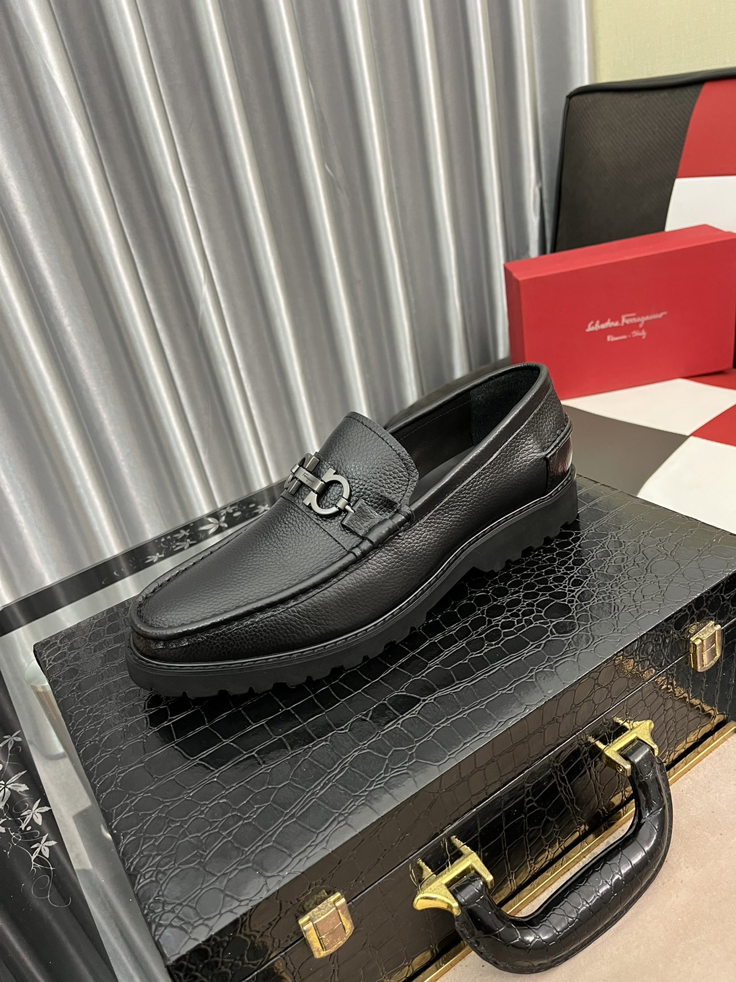 J0   菲拉格慕高端定制皮鞋 鞋面采用进口胎牛皮 原版五金 相信从您见到它的第一眼起就会有眼前一亮的感觉 大气前卫已经不能完全诠释了它的优雅 AAA级橡胶大底 超舒适 专柜原版套楦 保证了其原有版型及品质 鞋面简约 牛皮内里 保证了其舒适及透气性 一双真正的好鞋才有它特有的灵魂 名门品质 成功人士的首选 正码 38-44