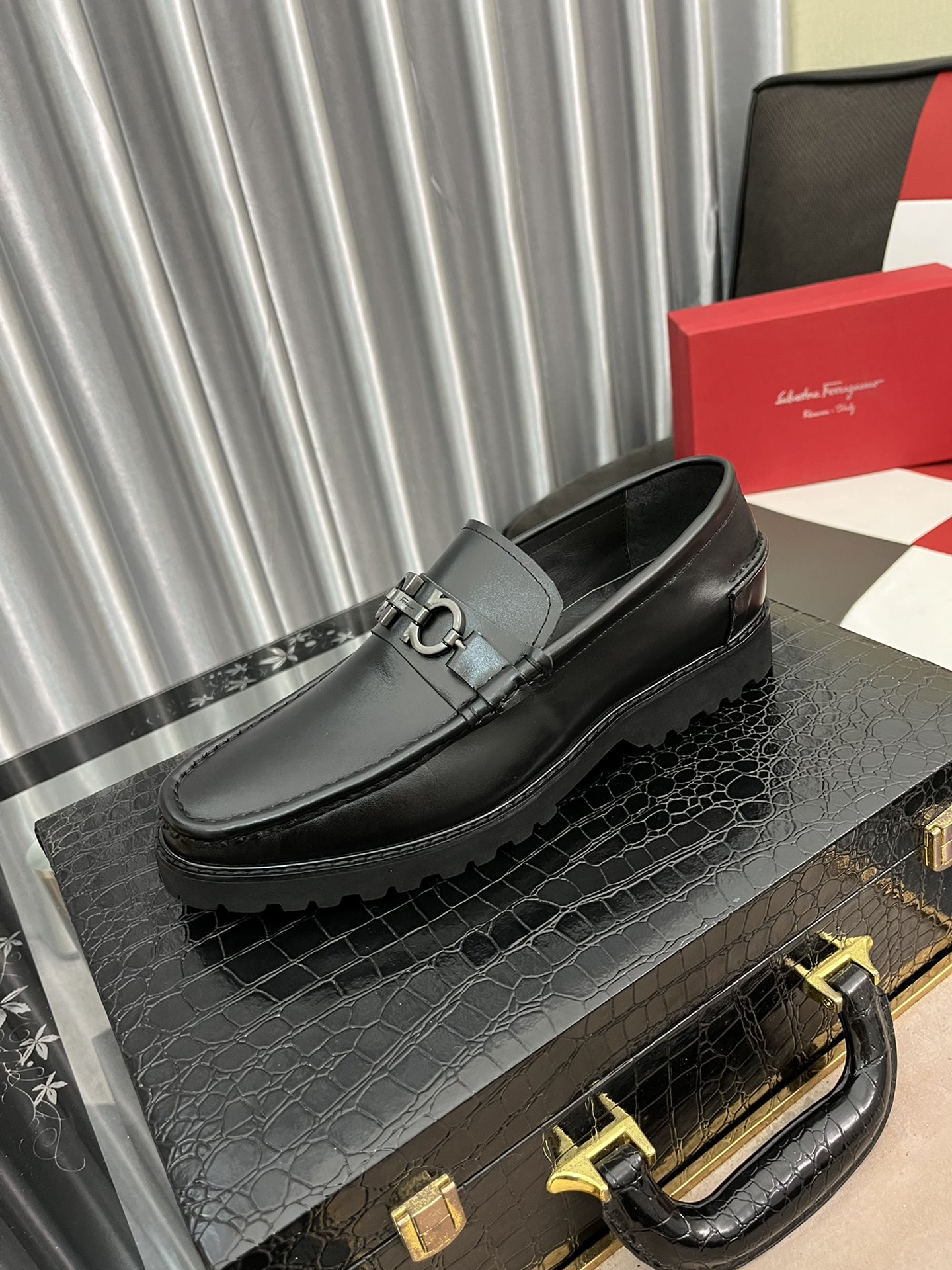 J0   菲拉格慕高端定制皮鞋 鞋面采用进口胎牛皮 原版五金 相信从您见到它的第一眼起就会有眼前一亮的感觉 大气前卫已经不能完全诠释了它的优雅 AAA级橡胶大底 超舒适 专柜原版套楦 保证了其原有版型及品质 鞋面简约 牛皮内里 保证了其舒适及透气性 一双真正的好鞋才有它特有的灵魂 名门品质 成功人士的首选 正码 38-44