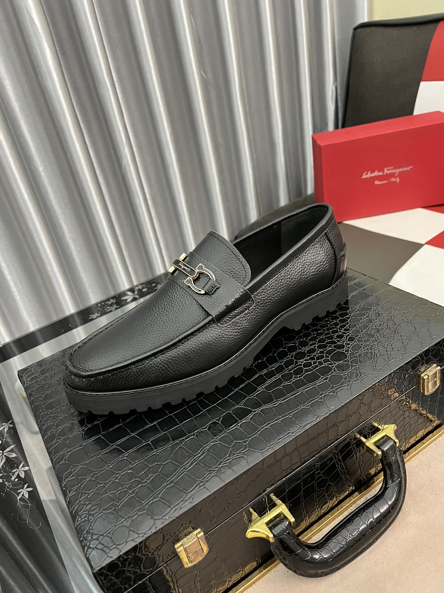 J0   菲拉格慕高端定制皮鞋 鞋面采用进口胎牛皮 原版五金 相信从您见到它的第一眼起就会有眼前一亮的感觉 大气前卫已经不能完全诠释了它的优雅 AAA级橡胶大底 超舒适 专柜原版套楦 保证了其原有版型及品质 鞋面简约 牛皮内里 保证了其舒适及透气性 一双真正的好鞋才有它特有的灵魂 名门品质 成功人士的首选 正码 38-44