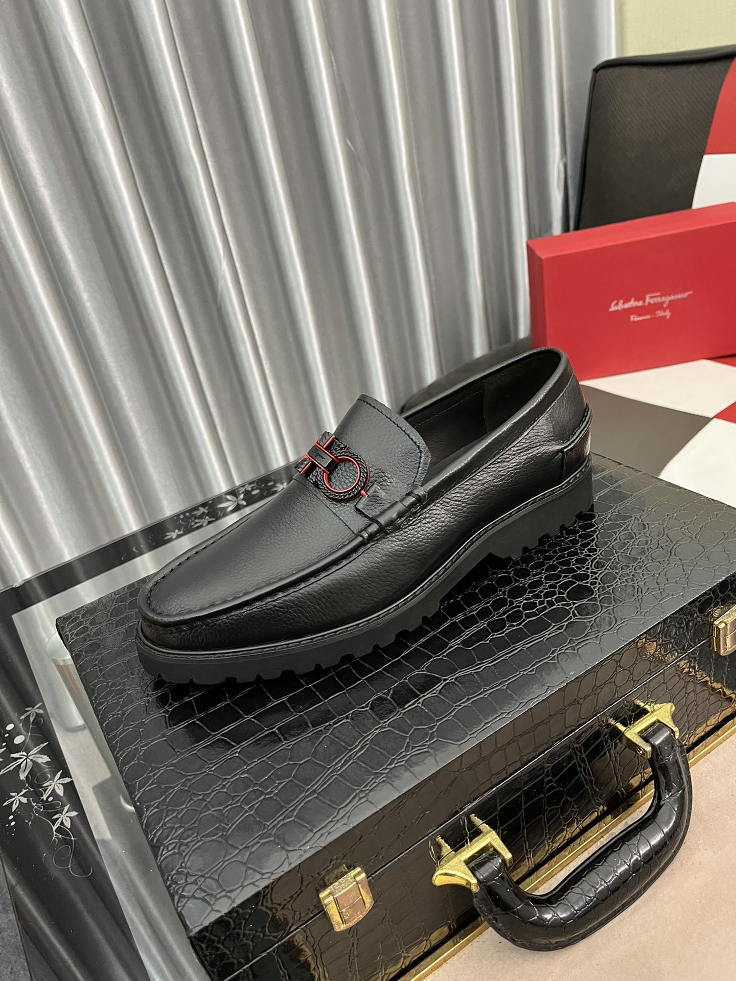 J0   菲拉格慕高端定制皮鞋 鞋面采用进口胎牛皮 原版五金 相信从您见到它的第一眼起就会有眼前一亮的感觉 大气前卫已经不能完全诠释了它的优雅 AAA级橡胶大底 超舒适 专柜原版套楦 保证了其原有版型及品质 鞋面简约 牛皮内里 保证了其舒适及透气性 一双真正的好鞋才有它特有的灵魂 名门品质 成功人士的首选 正码 38-44