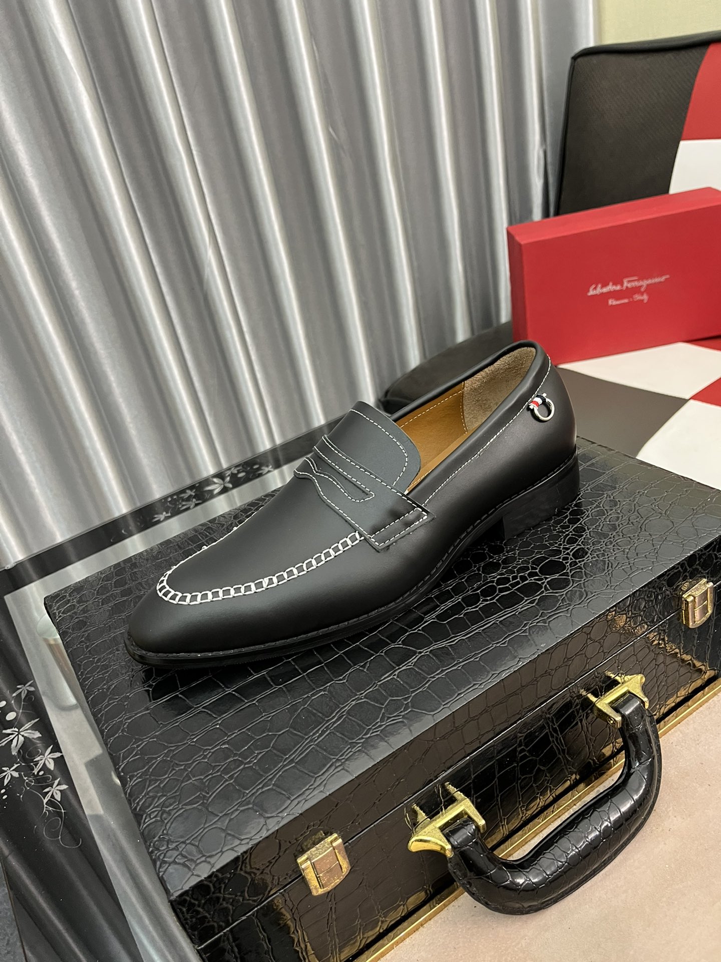 J0  Ferragamo菲拉格慕2021年最新男士套脚商务皮鞋🇨🇳官网原版1:1开模💯头层采用意大利进口牛皮➕奢华真牛皮内里，柔软舒适🌴高端大气，高品味男士首选🍍38-44