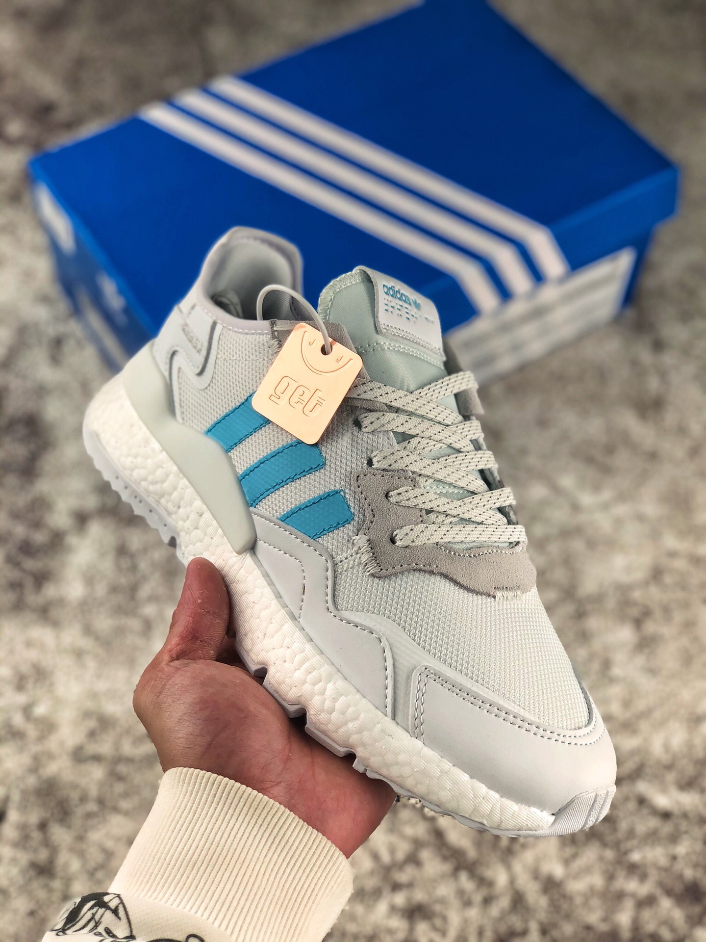 本地自取 终端放店
阿迪达斯/Adidas Nite Jogger 三叶草 夜行者 
复古跑鞋原厂材料 原厂大底 私家独模 网布搭配头层皮拼接打造鞋面 极具复古风格鞋头及鞋跟点缀3M反光设计极为亮眼中底采用全掌 Boost 科技，厚度相当可观，脚感极佳
货号：FW6699
尺码：36 36.5 37 38 38.5 39 40 40.5 41 42 42.5 43 44 44.5 45