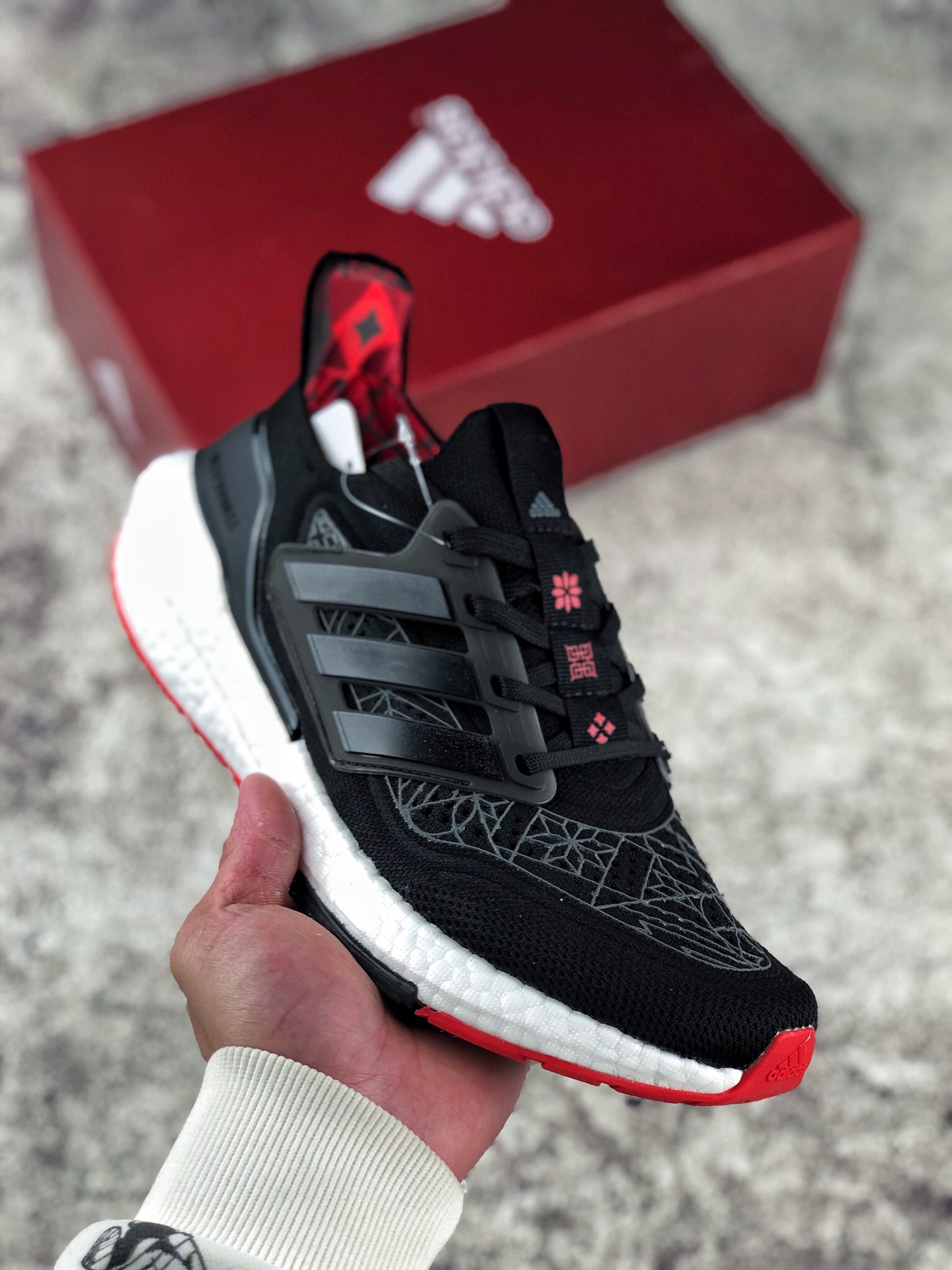 本地自取 终端放店
阿迪达斯Adidas EQ21 RUN 
官方同步上架 复古跑鞋 鞋身材质为全网眼面料，保证了足够的透气性。后跟处的 TPU 片可以让双脚更加稳定，且包裹感更强。中底采用全掌 Bounce 材质打造，肉眼可见的厚度可以满足跑步时的脚感，并且相比 Boost 也会更加轻弹。最后，采用经典的橡胶外底收尾，完善整体造型设计 
官方货号：GZ6073
尺码: 36-45